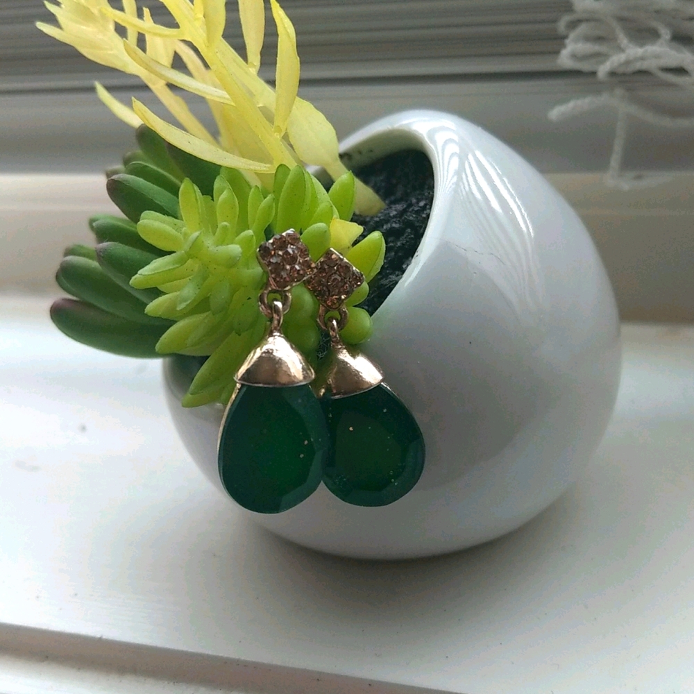 🎉 Green and gold droplet earrings